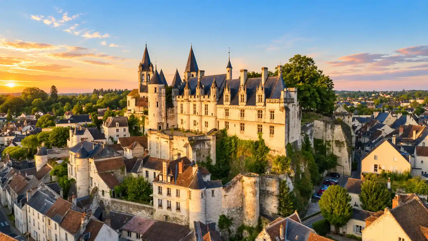 The royal citadel and medieval keep of Loches - La cité royale et le donjon médiéval de Loches